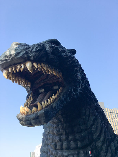 グレイスリー新宿のゴジラ像